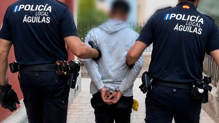 policia local detenido.jpg